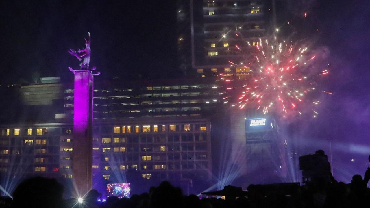 Atraksi formasi drone dan 'video mapping' mewarnai malam pergantian tahun di kawasan Bundaran Hotel indonesia (HI), Jakarta, Senin (1/1/2024).