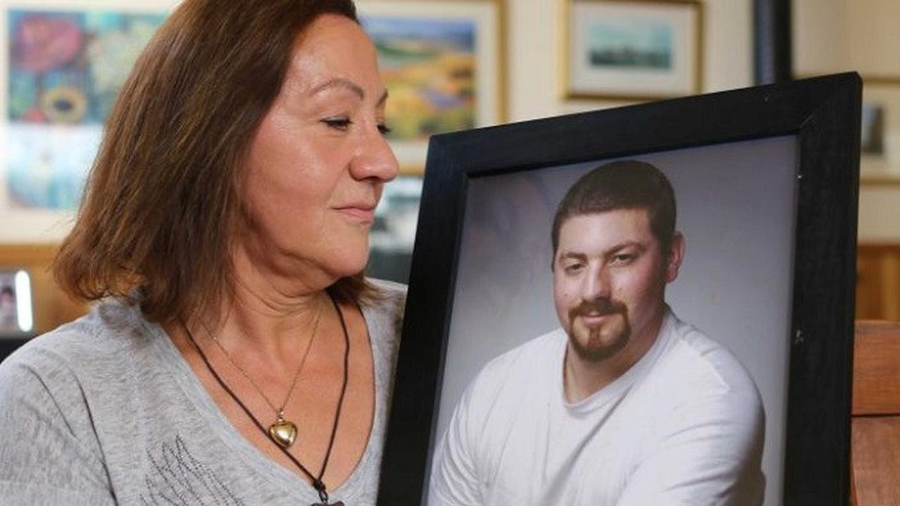 Grace Westworth dengan foto anaknya, Leigh Aiple yang kehilangan nyawa usai operasi plastik.