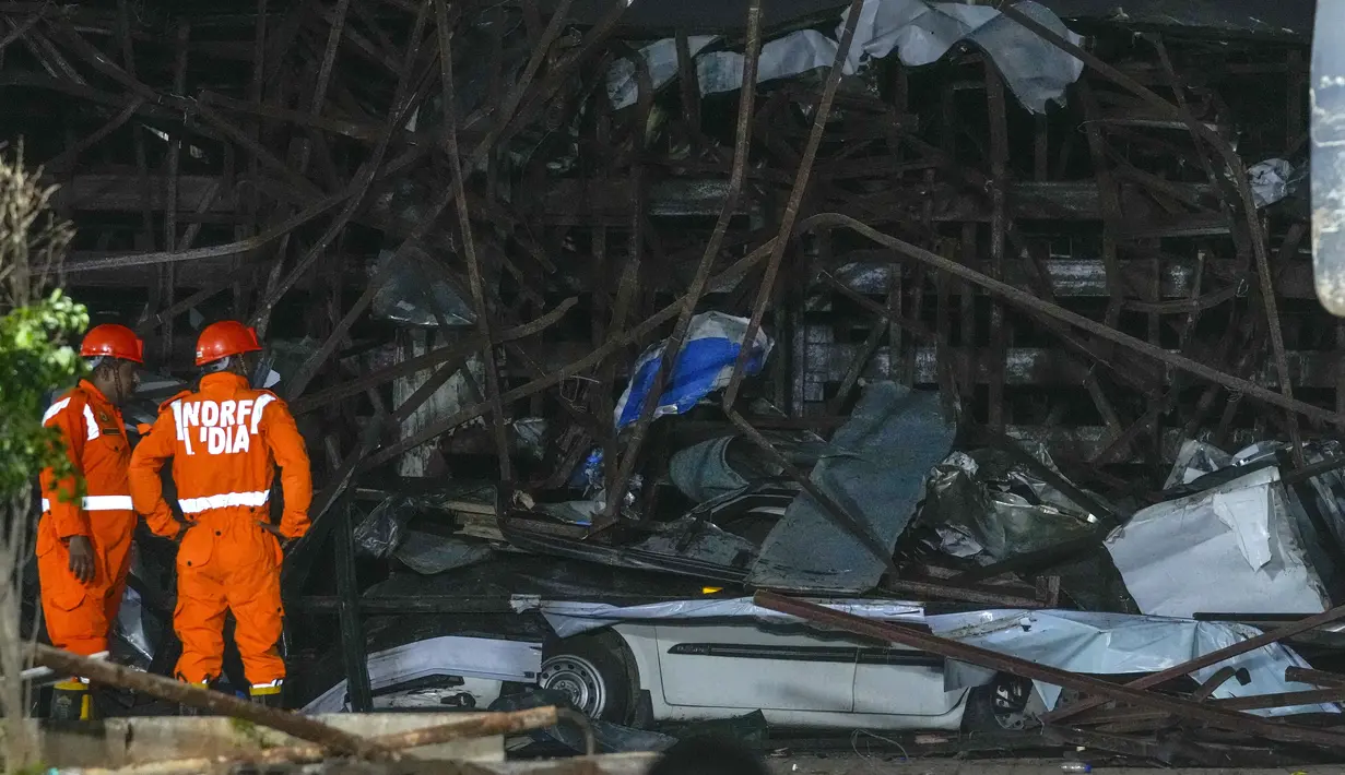 Sebuah papan reklame besar runtuh dan menimpa orang-orang saat hujan lebat dan badai petir di kota Mumbai, India, menewaskan sedikitnya 14 orang dan melukai 74 orang lainnya, demikian menurut beberapa laporan. (AP Photo/Rafiq Maqbool)