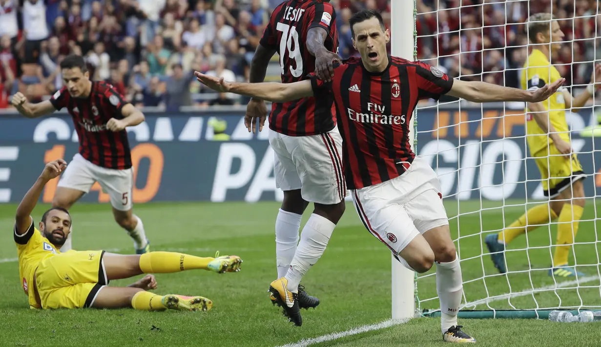 Striker AC Milan, Nikola Kalinic, melakukan selebrasi usai mencetak gol ke gawang Udinese pada laga Serie A di Stadion San Siro, Milan, Minggu (17/9/2017). AC Milan Menang 2-1 atas Udinese. (AP/Luca Bruno)
