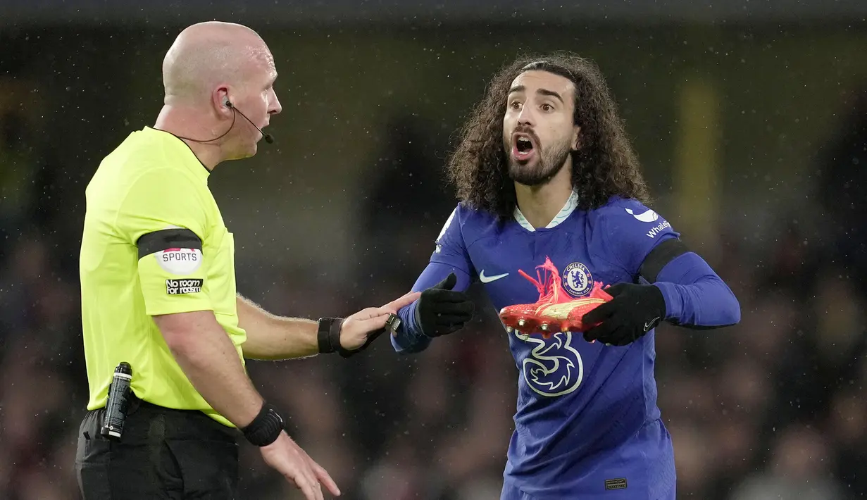 Momen tak terduga terjadi saat laga lanjutan Liga Inggris 2022/2023 antara Chelsea melawan Bournemouth di Stadion Stamford Bridge, Rabu (28/12/2022) dini hari WIB. Sepatu yang dikenakan Marc Cucurella robek setelah diinjak oleh pemain Bournemouth. (AP/Kin Cheung)