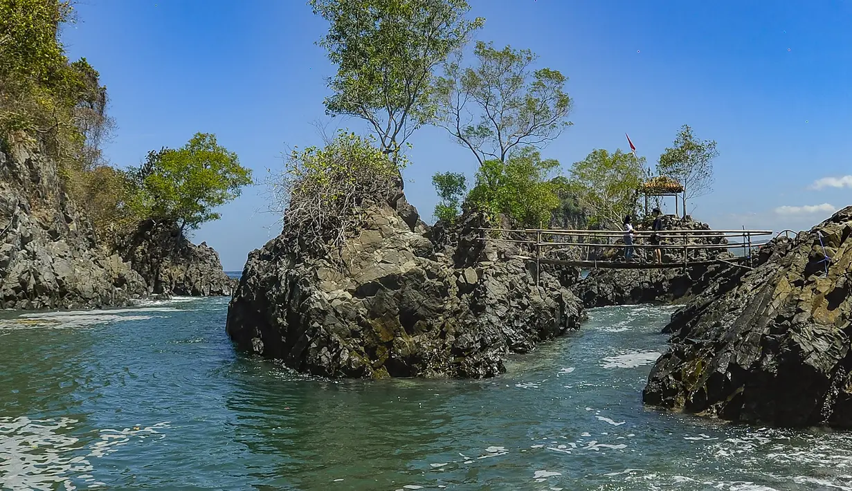 Sementara, dari pusat Kota Trenggalek, rute perjalanan menuju kawasan Lembah Watu Pawon dapat ditempuh ke arah selatan melewati Dongko hingga mencapai jalur Pantai Konang. Setelah melewati jembatan dekat pantai, jalanan mulai menyempit dan tidak beraspal hingga tiba di area parkir. Perjalanan kemudian dilanjutkan dengan berjalan kaki sekitar 150 meter menuju lembah. (merdeka.com/Arie Basuki)