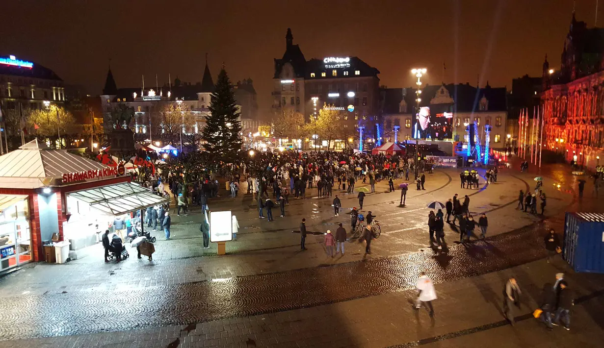 Warga mengikuti nonton bareng liga Champions antara Malmo FF dan Paris Saint Germain di Pusat Kota Malmo, Rabu (25/11/2015),  Zlatan Ibrahimovic membayar semua biaya acara nonton bareng di kampung halamannya.  (REUTERS/Jon Willen/TT News Agenc)
