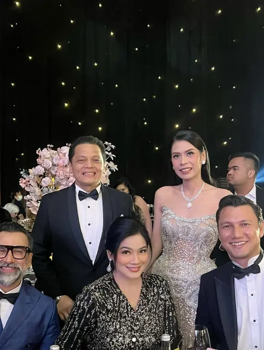 Ia juga menata rambutnya dengan tatanan updo yang jadikan oenampilannya semakin menawan.  [Foto: Instagram/ Titi Kamal]