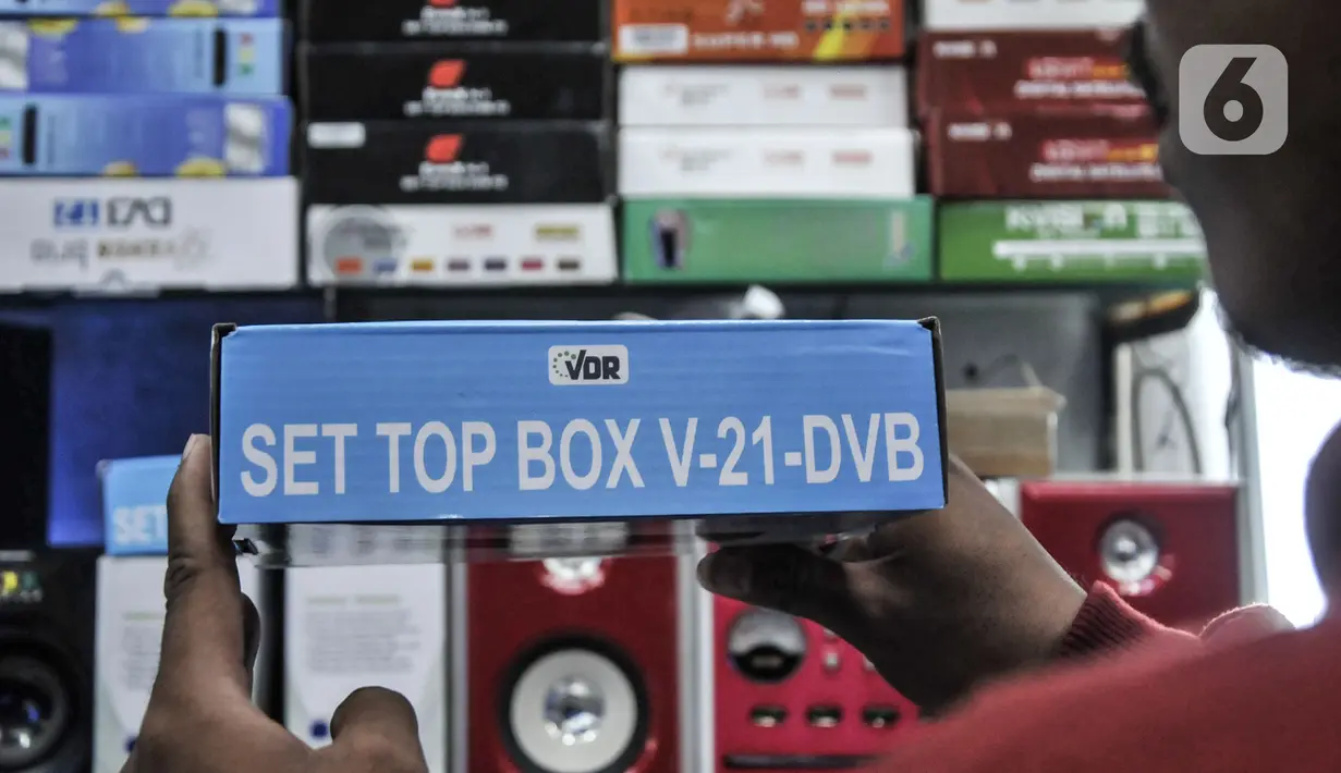 Calon pembeli saat memilih Set Top Box (STB) TV Digital di salah satu toko kawasan Glodok, Jakarta Barat, Kamis (3/11/2022). Penjualan STB TV Digital mengalami peningkatan hingga 60 persen usai pemerintah melalui Kementerian Komunikasi dan Informasi (Kominfo) secara resmi menghentikan siaran TV Analog atau Analog Switch Off (ASO) Jabodetabek pada 2 November 2022. (merdeka.com/Iqbal S. Nugroho)