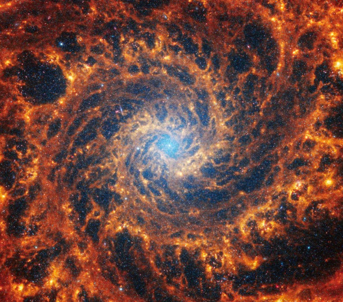 Kumpulan gambar baru yang diambil oleh Teleskop Luar Angkasa James Webb menunjukkan dengan sangat rinci 19 galaksi spiral yang berada relatif dekat Bima Sakti. Temuan ini&nbsp;memberikan petunjuk baru tentang pembentukan bintang serta struktur dan evolusi