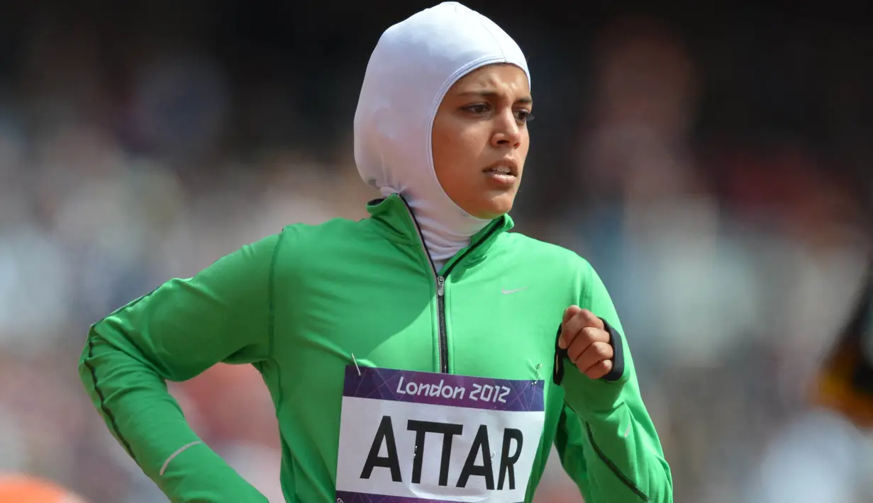 Sarah Attar merupakan salah satu atlet marathon berhijab yang menarik perhatian di Olimpiade 2016. Sebelumnya, wanita 23 tahun itu memang sudah mencetak sejarah dengan menjadi hijabers pertama asal Arab Saudi yang bersaing di Olimpiade 2012. (Foto: AFP/Johannes Eisele)
