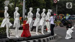 Puluhan boneka maneken dipajang di Bundaran Hotel Indonesia (HI), Jakarta, Minggu (15/11/2020). Boneka maneken tersebut sebagai bentuk "Mengenang Korban Kecelakaan Lalu Lintas 2020" serta kampanye agar masyarakat lebih berhati -hati dan tertib berlalu lintas. (Liputan6.com/Johan Tallo)