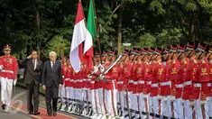 Presiden Jokowi dan Presiden Italia Sergio Mattarela saat melewati barisan upacara penyambutan di Istana Merdeka, Jakarta, (9/11/2015). Kunjungan Presiden Mattarella untuk meningkatkan kerja sama ekonomi antara kedua negara. (Liputan6.com/Faizal Fanani)