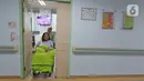 Regina (43) bersiap menjalani proses persalinan di RSUD Pasar Minggu, Jakarta, Kamis (20/2/2020). Bayi perempuan pasangan Regina dan Andre (47) bernama Glowy Lidwina lahir secara sesar di tanggal 20 bulan 02 tahun 2020 atau 20-02-2020. (Liputan6.com/Herman Zakharia)