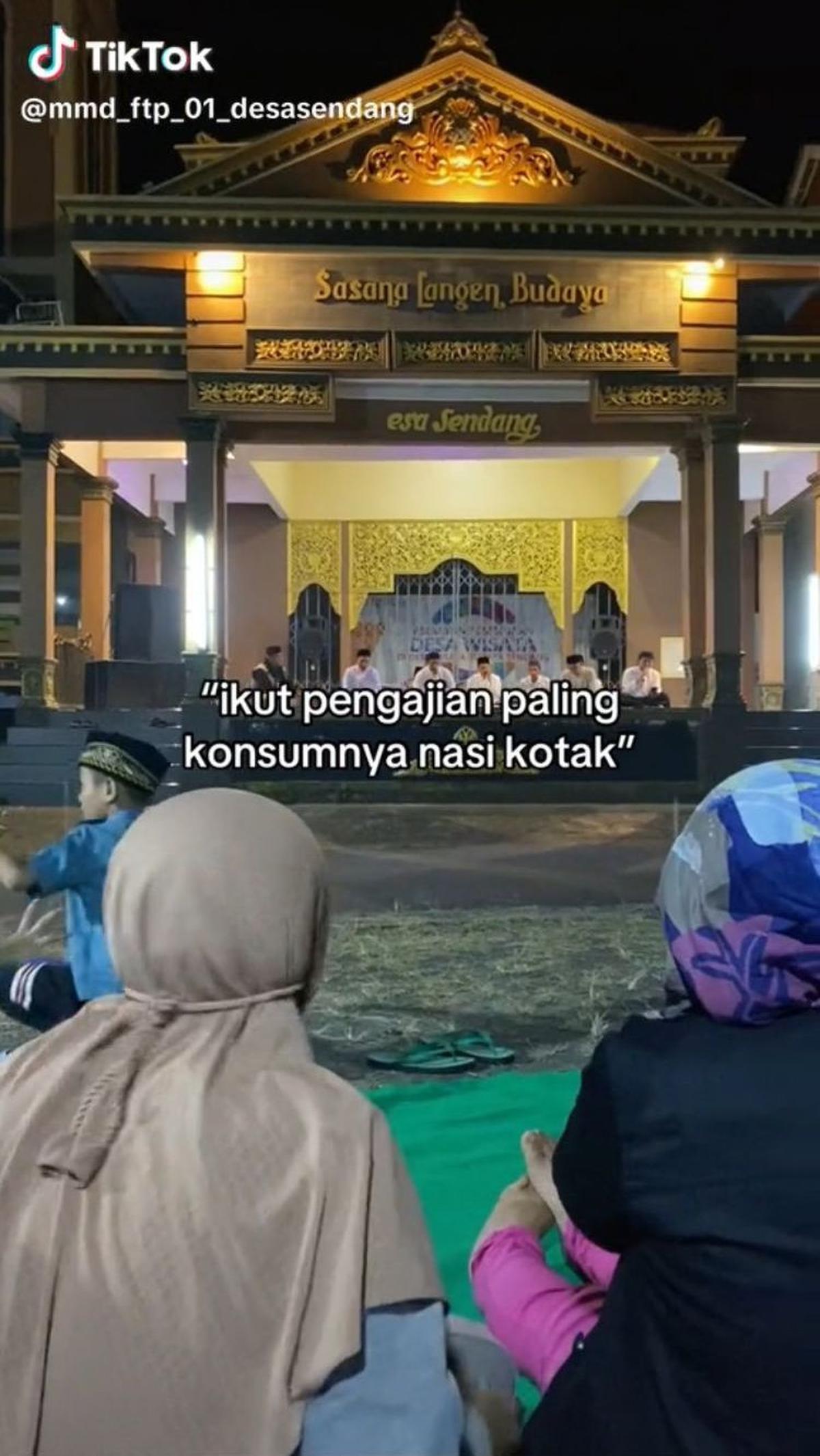 "Ikut pengajian konsumsinya nasi kotak," itulah yang tertulis di awal video yang diunggah belum lama ini.