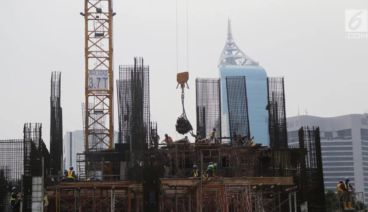 Pekerja tengah mengerjakan proyek pembangunan gedung bertingkat di Jakarta, Sabtu (15/12). Bank Indonesia (BI) memprediksi pertumbuhan ekonomi pada tahun 2019 mendatang tidak jauh berbeda dari tahun ini. (Liputan6.com/Angga Yuniar)