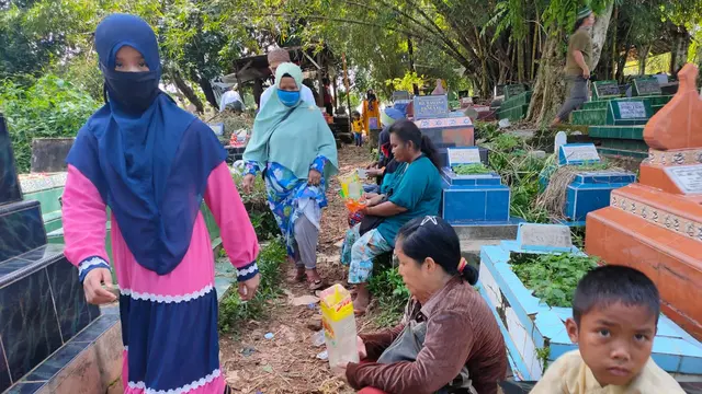 Warga Palembang Abaikan Aturan PSBB Demi Jalani Ziarah Kubur Saat Lebaran