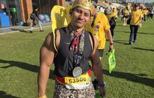 Berkostum Gatot Kaca, Idho 'Gatot Kalcer' Torehkan PB di Maybank Marathon 2026