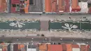 Foto aerial proyek revitalisasi kawasan Kali Besar, Kota Tua, Jakarta Barat, Kamis (3/5). Proyek revitalisasi Kali Besar ini terinspirasi dari penataan Sungai Cheonggyecheon di Korea Selatan. (Liputan6.com/Arya Manggala)