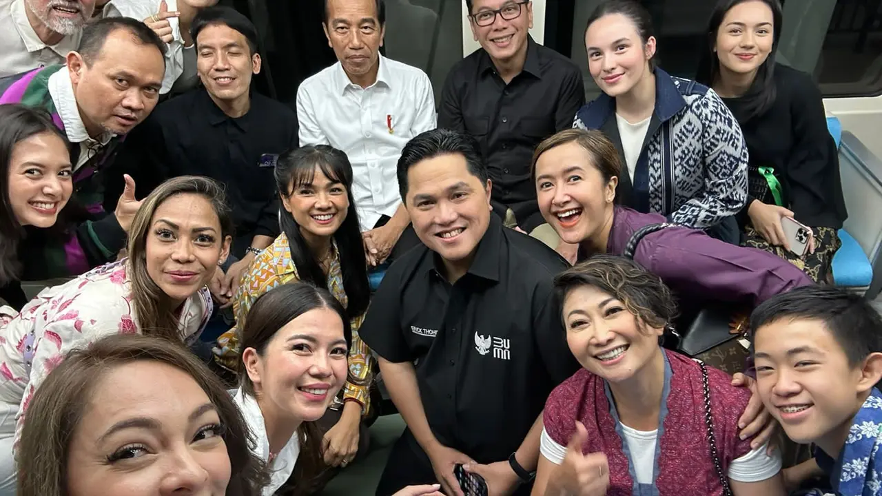 Presiden Jokowi didampingi Menteri BUMN Erick Thohir bersama para artis melakukan uji coba LRT