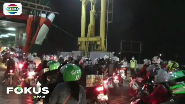 Para pengguna sepeda motor harus rela menunggu satu jam untuk bisa naik ke dalam kapal karena menunggu sandar Kapal Roro.