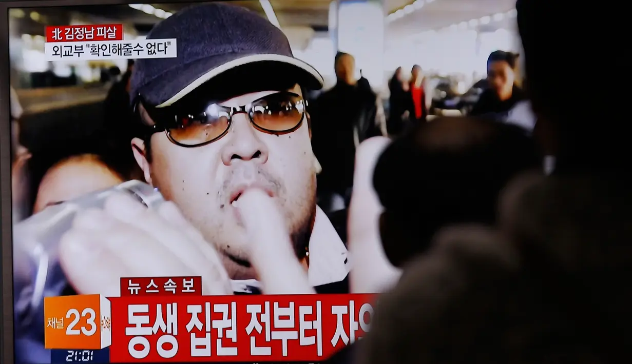 Gambar kakak tiri pemimpin Korea Utara Kim Jong-un, Kim Jong-nam (45), pada sebuah layar TV di stasiun kereta Seoul, Korea Selatan, Selasa (14/2). Kim Jong-nam dilaporkan tewas setelah tubuhnya ditusuk menggunakan jarum beracun. (AP Photo/Ahn Young-joon)