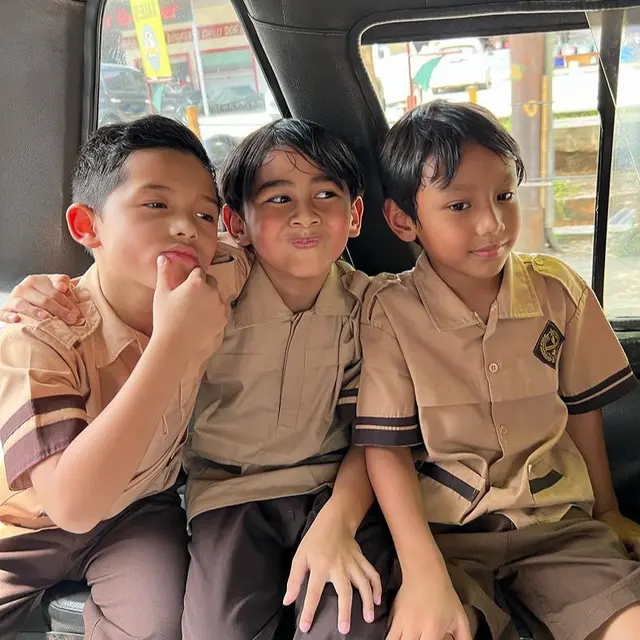 Gaya Ashanty dan Meisya Siregar Naik Angkot. [@meisya_siregar]