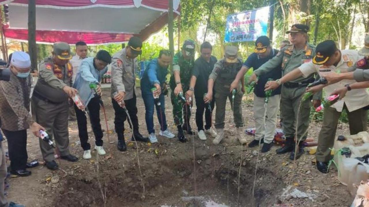 Satpol PP Lombok Timur Musnahkan Ribuan Liter Miras, Perkuat Komitmen Penegakan Perda