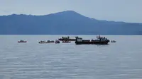 Tim SAR gabungan mencari para korban hilang KM Sinar Bangun yang karam di perairan Danau Toba, Sumatera Utara. (Liputan6.com/Reza Efendi)