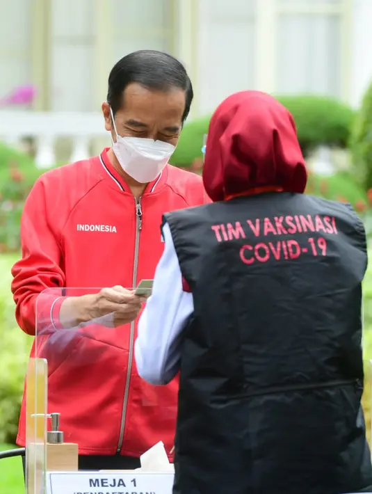 Presiden Joko Widodo atau Jokowi saat bersiap menjalani vaksinasi COVID-19 dosis kedua di Kompleks Istana Kepresidenan, Jakarta, Rabu (27/1/2021). Setelah tekanan darah dinyatakan aman, vaksin dosis kedua disuntik di lengan kiri Jokowi. (Lukas/Biro Pers Sekretariat Presiden)