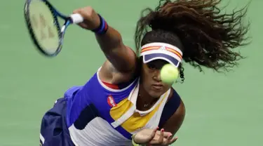 Petenis Jepang, Naomi Osaka melakukan pukulan servis saat melawan Angelique Kerber dalam putaran pertama AS Terbuka 2017 di New York (29/8). Osaka adalah petenis yang lahir di kota Osaka, Jepang pada 19 tahun silam. (AP Photo / Frank Franklin II)