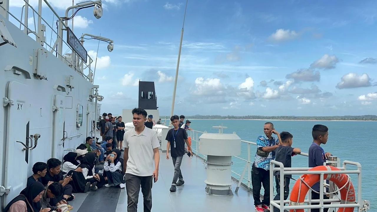 FOTO: KRI Semarang Angkut Ratusan Pemudik Tiba Selamat di Bangka