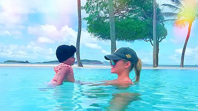 [Bintang] Khloe Kardashian - True Thompson