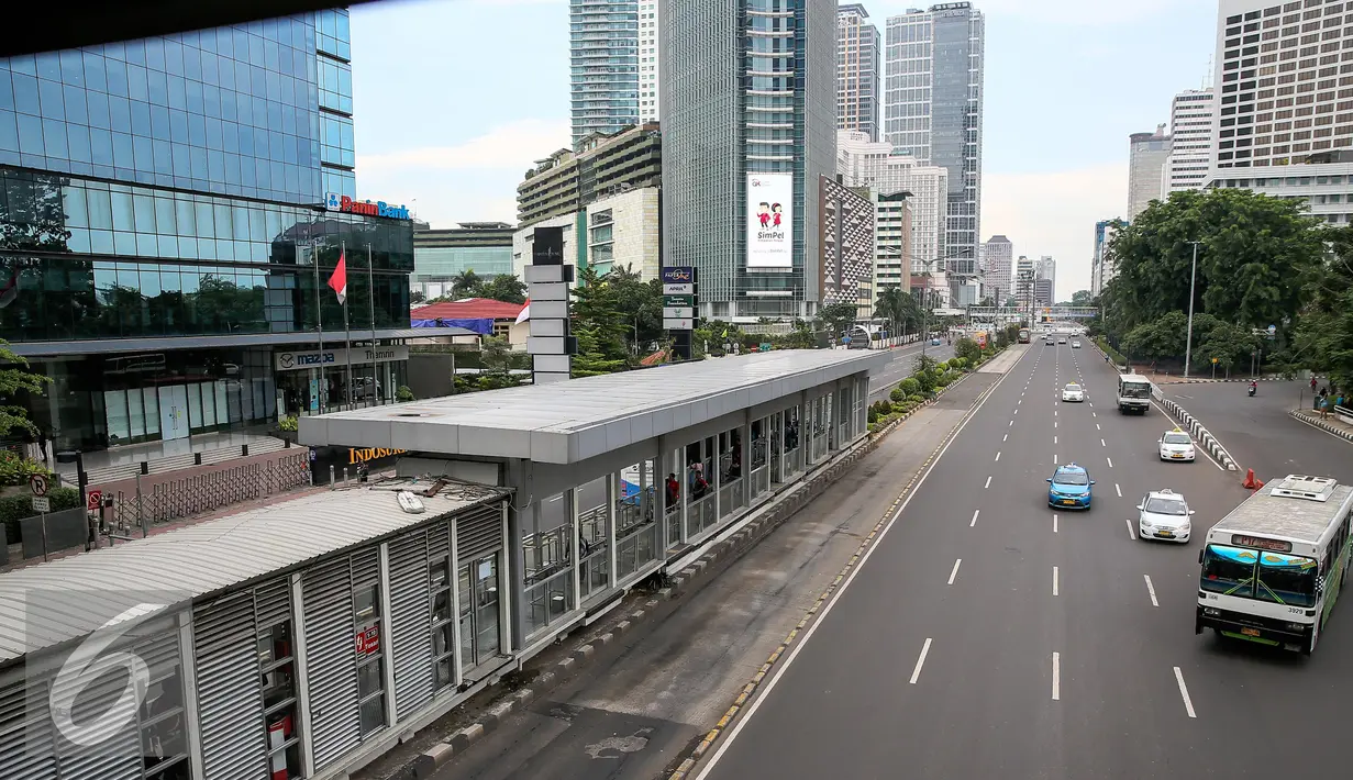 Sejumlah kendaraan melintas di kawasan Jalan Thamrin, Kamis (14/1/2016). Paska teror bom dan penembakan di Sarinah, ruas jalan thamrin lengang. (Liputan6.com/Faizal Fanani)
