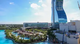 Tampilan bangunan Seminole Hard Rock Hotel & Casino yang menyerupai gitar di Hollywood, Florida, Amerika Serikat, Selasa (22/10/2019). Hotel ini menghabiskan dana pembangunan senilai USD 1,5 miliar atau Rp 21,7 triliun. (Zak BENNETT/AFP)