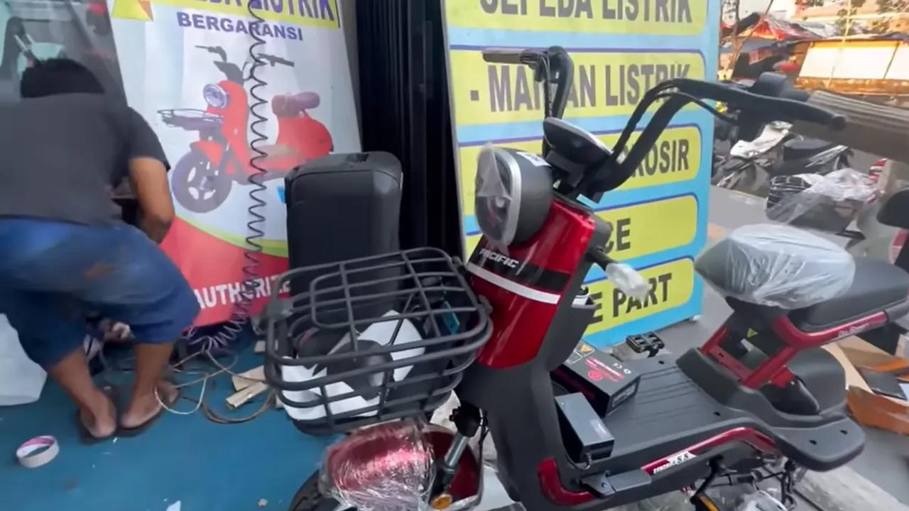 Nopek Novian membeli sebuah sepeda listrik seharga Rp5,7 juta. Nopek mengaku akan menggunakan sepeda listrik barunya untuk keliling desa.<br>
