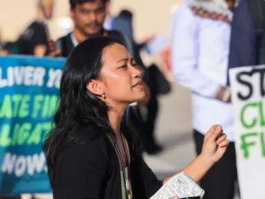 Para aktivis saat melakukan unjuk rasa di luar gedung yang menjadi lokasi perundingan United Nations Climate Change Conference atau kerap disebut COP28, Dubai pada 4 Desember 2023. (KARIM SAHIB/AFP)