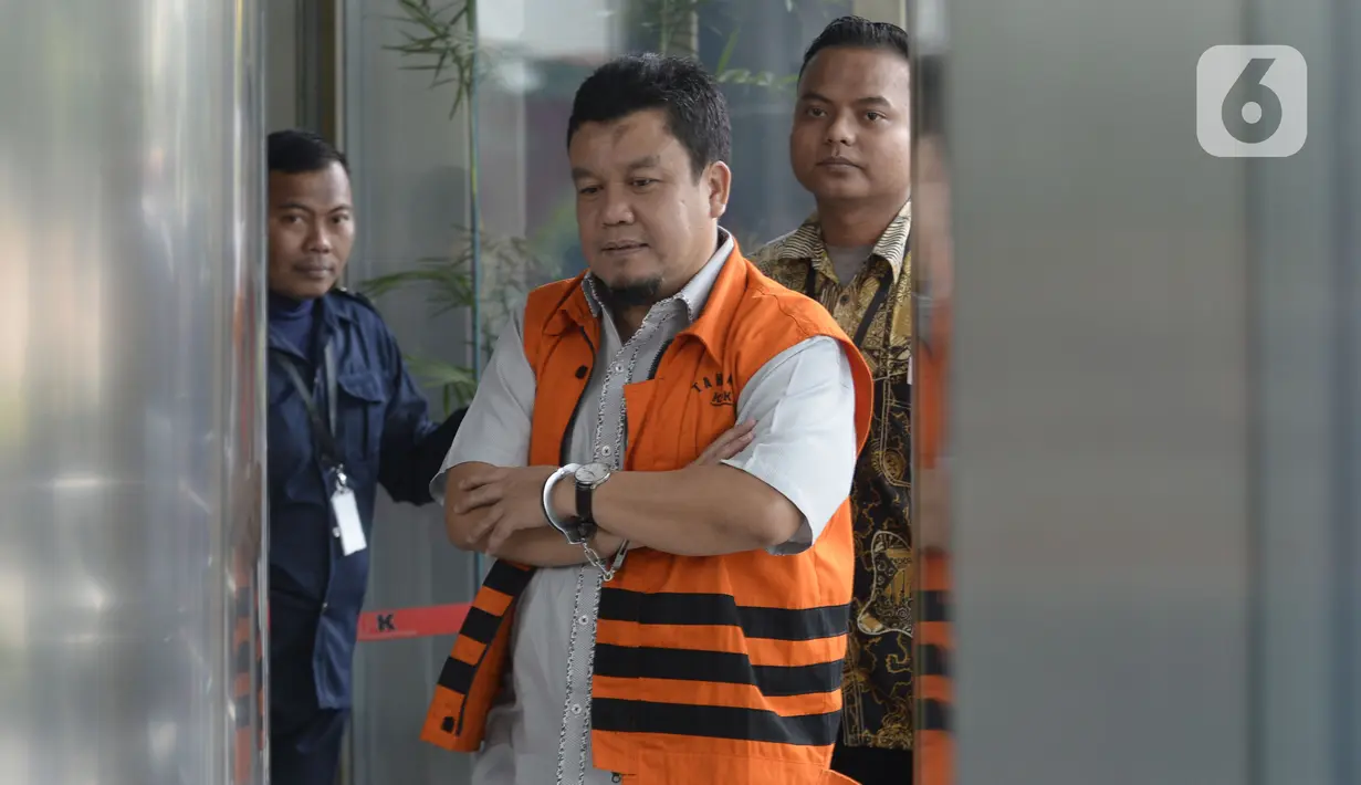 Mantan anggota DPRD Bandung periode 2009-2014, Tomtom Dabbul Qomar akan menjalani pemeriksaan lanjutan di Gedung KPK, Jakarta, Selasa (3/3/2020). Tomtom diperiksa sebagai tersangka dugaan korupsi  pengadaan tanah untuk RTH di lingkungan Pemkot Bandung Tahun 2012-2013. (merdeka.com/Dwi Narwoko)