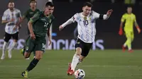 Tampil dominan sejak awal babak pertama dimulai, Argentina mampu mengubah skor keunggulan di menit ke-14 lewat sang mega bintang, Lionel Messi. Umpan L. Paredes sukses ia konversi menjadi tendangan keras yang mengarah ke pojok kiri atas gawang lawan. (Foto: AFP/Pool/Juan Ignacio Roncoroni)