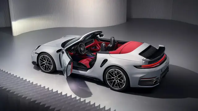 Kabin eksklusif dengan aksen Turbonite dan material karbon, dijual mulai Rp4,1 miliar untuk Coupe dan Rp4,3 miliar untuk Cabriolet di AS (Porsche)