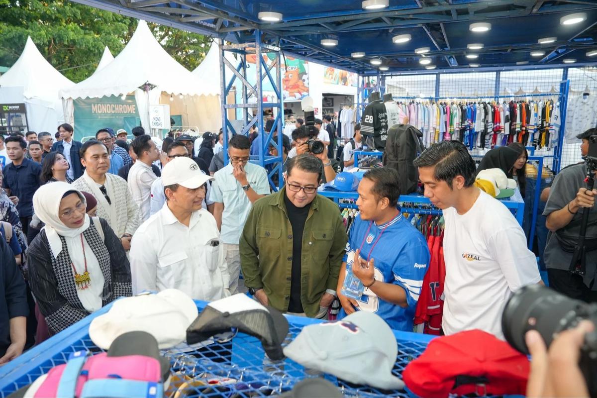 Menteri Ekonomi Kreatif/Kepala Badan Ekonomi Kreatif (Ekraf), Teuku Riefky Harsya, menutup Banten Creative Fest (BCF) Ramadan 2026 di Alun-Alun Barat Kota Serang