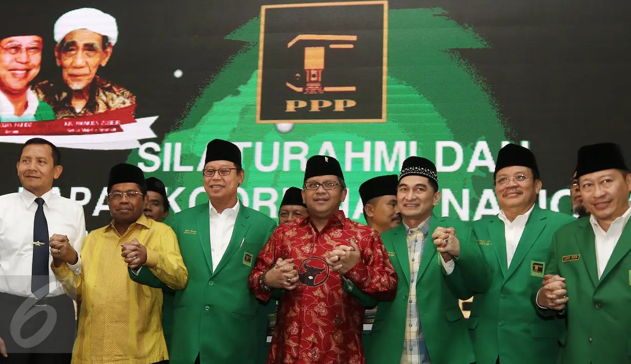 Sekjen Partai Golkar Idrus Marham dan Sekjen PDIP Hasto Kristiyanto berpose bersama petinggi PPP saat menghadiri pembukaan Rapat Koordinasi Nasional PPP di Jakarta, Jumat (31/3). (Liputan6.com/Herman Zakharia)