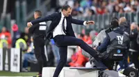Pelatih Juventus Massimiliano Allegri tampak kesal saat timnya menghadapi Benevento dalam lanjutan Liga Italia di Allianz Stadium, Minggu (5/11/2017). Juventus menang 2-1. (Alessandro Di Marco/ANSA via AP)