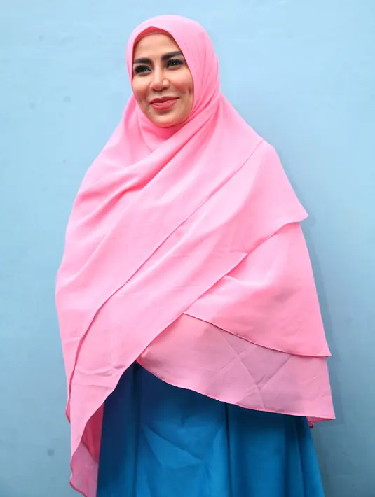 Di sisi lain, terkait soal tato yangmenyebar luas di tubuhnya, Cinta mengaku sudah mulai menghilangkannya sejak tahun 2015. Ia ingin mengembalikan tubuhnya menjadi mulus seperti sebelum bertato. (Nurwahyunan/Bintang.com)