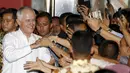 Perdana Menteri Australia Malcolm Turnbull saat blusukan di Blok A Pasar Tanah Abang, Jakarta, Kamis (12/11). Jokowi dan Malcolm Turnbull melepas jas dan dasi akibat kepanasan saat blusukan ke pasar Tanah Abang. (REUTERS/Darren Whiteside)