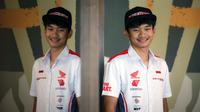 Pembalap Astra Honda Racing Team, Fadillah Arbi Aditama berpose di depan fotografer setelah melakukan wawancara di Penang Bistro Gatot Subroto, Jakarta Selatan, Senin (24/07/2023). (Bola.com/Bagaskara Lazuardi)