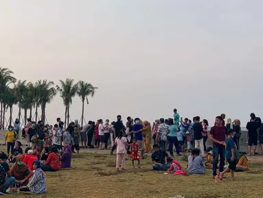 Wisatawan memenuhi lokasi Wisata Pantai Pasir Putih PIK 2, Tanggerang, Banten, Minggu (3/9/2021). Kawasan Jabodetabek masih berstatus PPKM Level 3 dengan sejumlah pelonggaran di tempat wisata pada akhir pekan yang harus diperhatikan pengunjung dan pengelola. (Liputan6.com/Faizal Fanani)