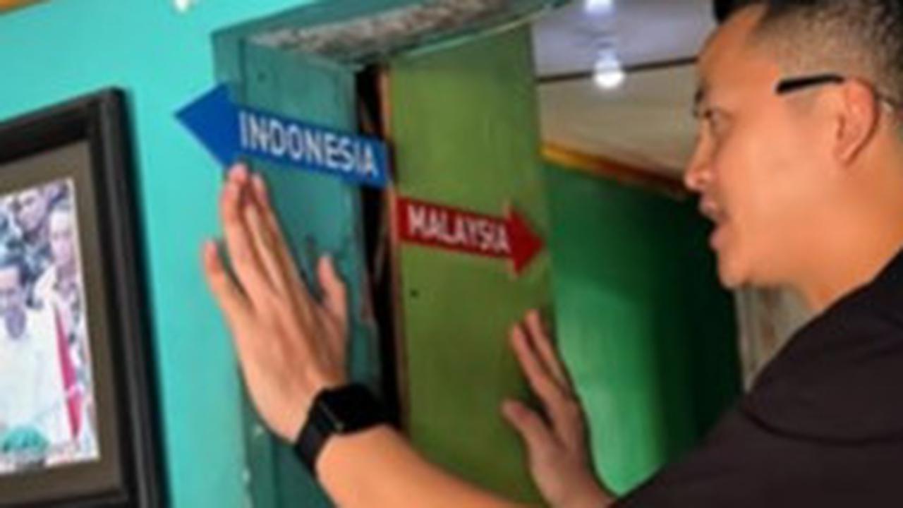 Unik! Rumah Ini Berdiri di Perbatasan Indonesia–Malaysia, Cuma Butuh Satu Langkah