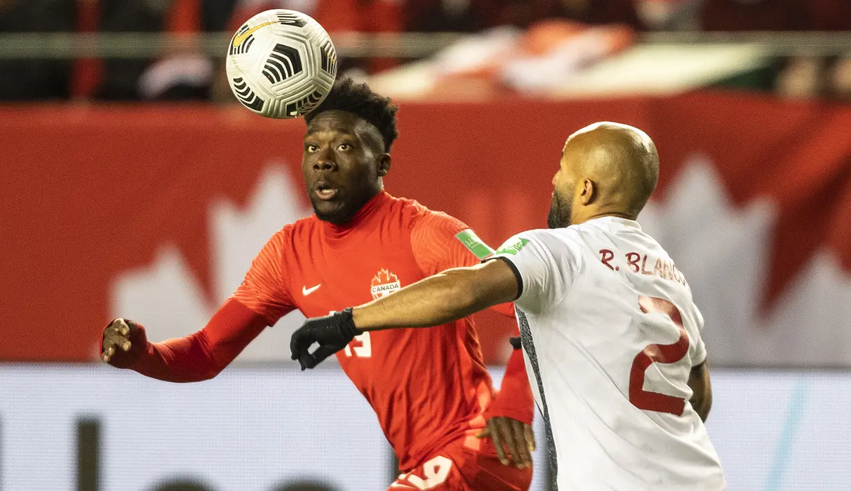 Alphonso Davies. Striker Kanada ini melakukan debut bersama timnas senior saat berusia 16 tahun pada laga persahabatan melawan Curacao yang berujung kemenangan 2-1, 14 Juni 2017. Total telah mengoleksi 29 Caps dengan torehan 10 gol dan 16 assist. (The Canadian Press via AP/Jason Franson)