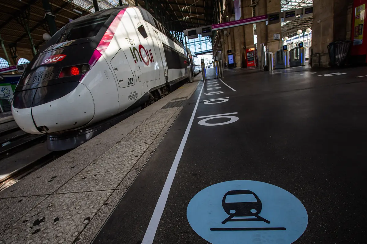 FOTO: Ada Penanda Jaga Jarak Sosial di Stasiun Kereta Paris