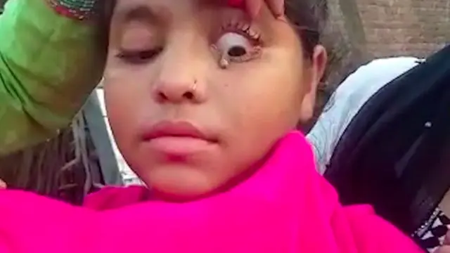 wanita menangis batu