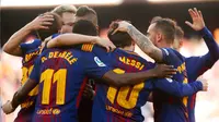 Pemain Barcelona melakukan selebrasi usai membobol gawang Athletic Bilbao saat pertandingan La Liga Spanyol di stadion Camp Nou di Barcelona (18/3). Barcelona menang 2-0 atas Athletic Bilbao. (AFP Photo/Pau Barrena)
