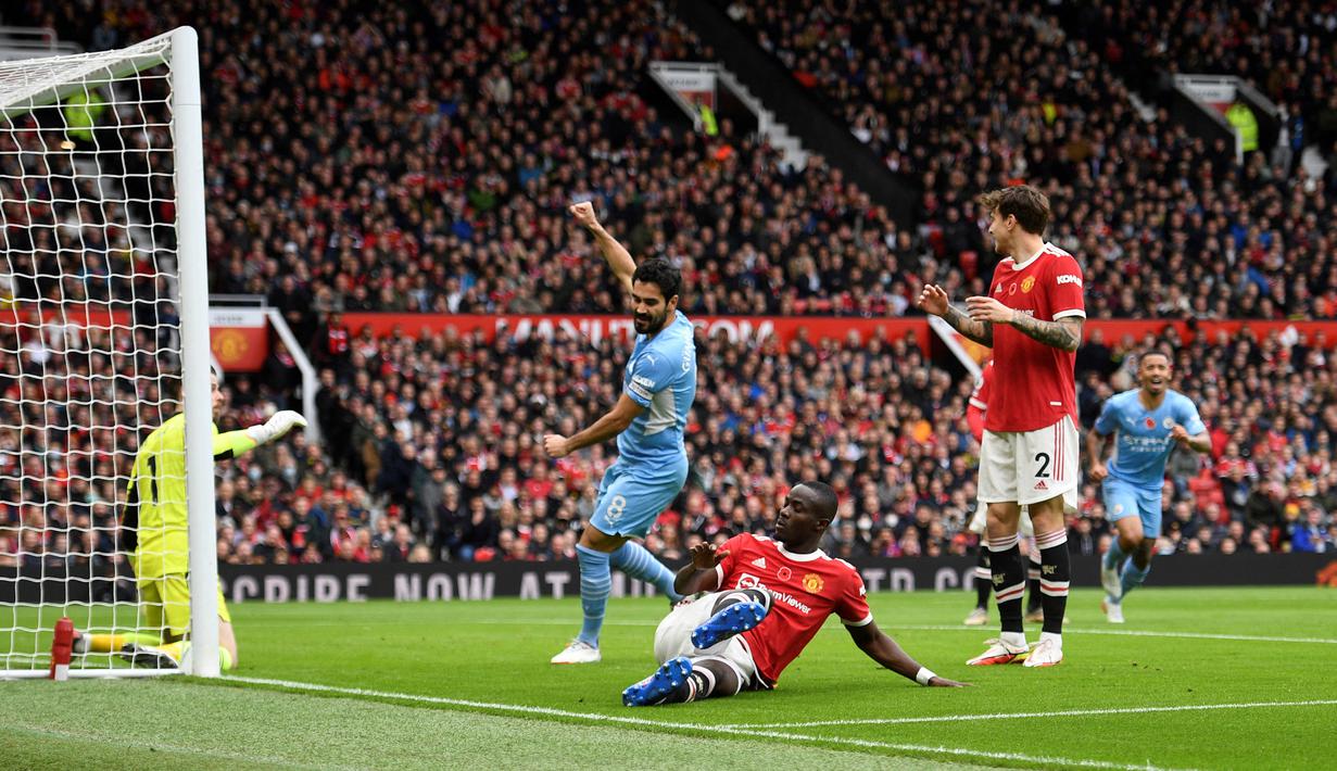 Manchester City sudah unggul 1-0 pada menit ke-7. Eric Bailly yang berusaha menghalau umpan silang yang dikirimkan Joao Cancelo dari sebelah kanan pertahanan Manchester United, intersepnya justru membuat bola meluncur deras masuk ke gawang David De Gea. (AFP/Oli Scarff)