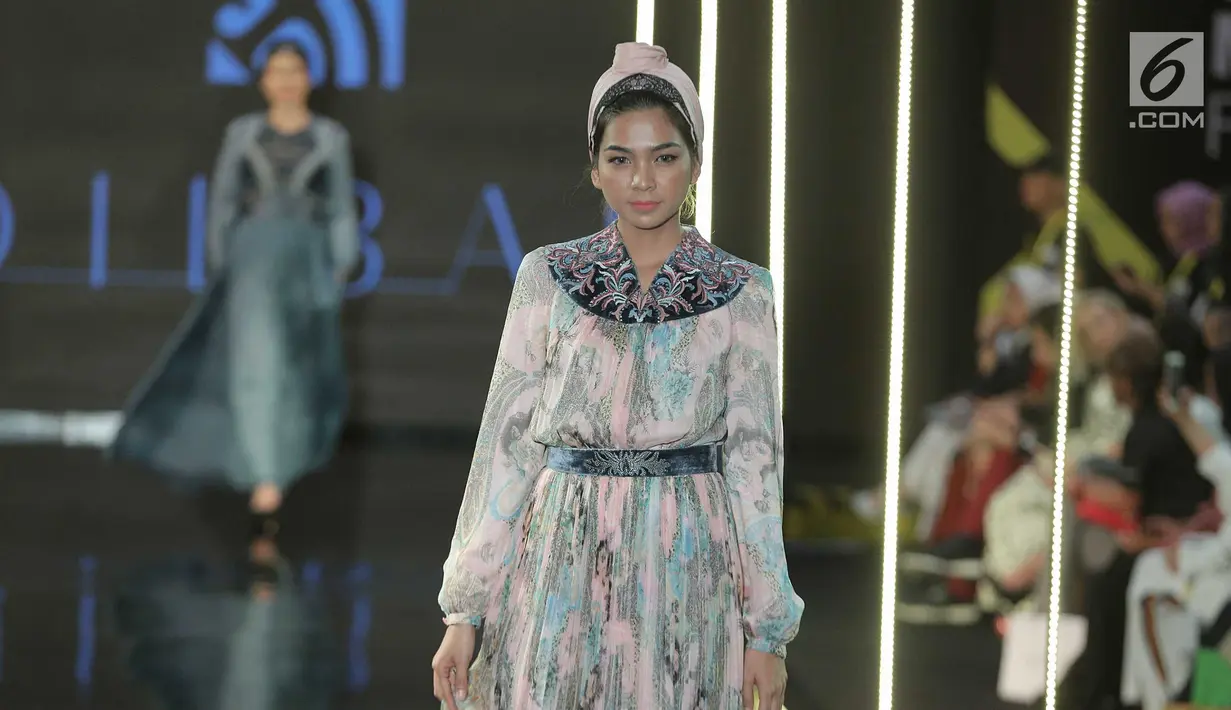 Model mengenakan busana desainer Dilbar dari Kyrgystan dalam Jakarta Modest Fashion Week di Gandaria City, Jakarta, Kamis (26/7). Ajang fashion bergengsi ini diselenggarakan mulai 26-29 Juli 2018. (Liputan6.com/Faizal Fanani)